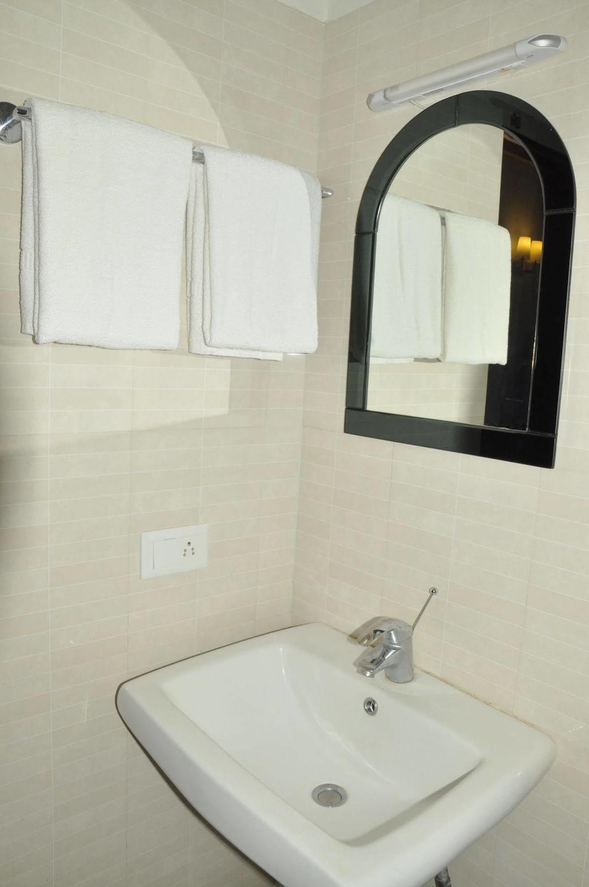Orange Suites Airport Transit Stay Yelahanka Екстериор снимка
